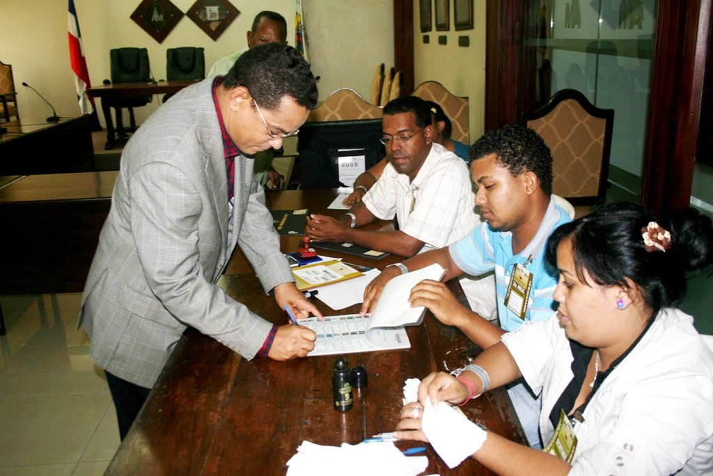 José Rafael Vargas senador Espaillat firma el acta después de votar